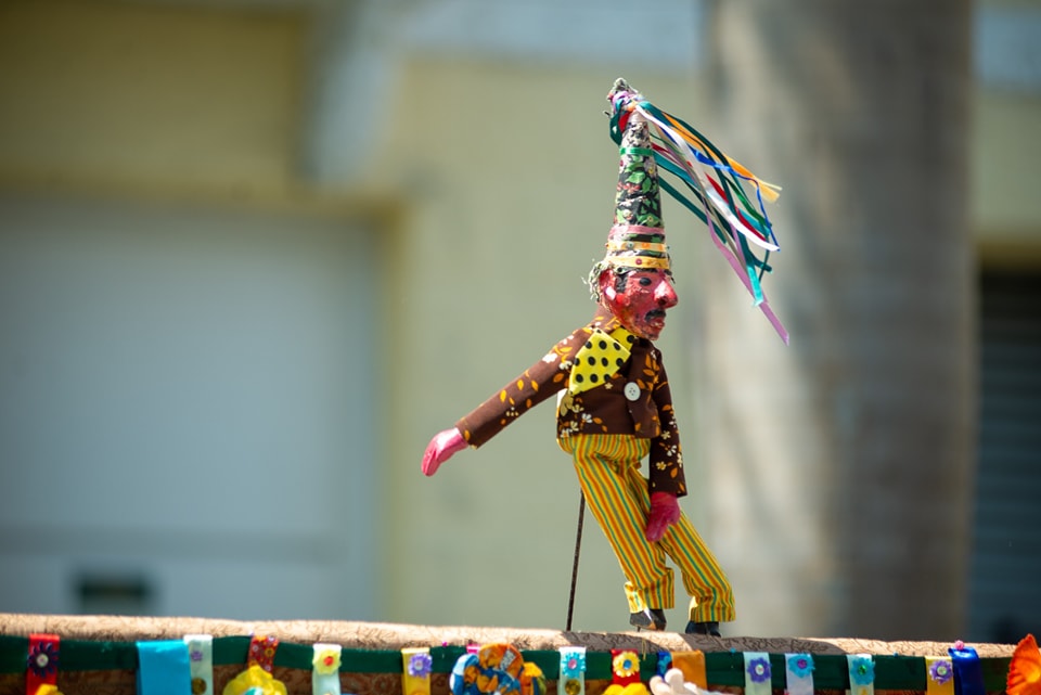 Um boneco da mostra de cores da fé representando os projetos atuais