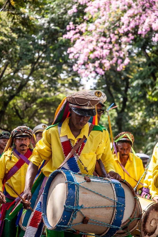 Grupo de percusão em um vento na rua