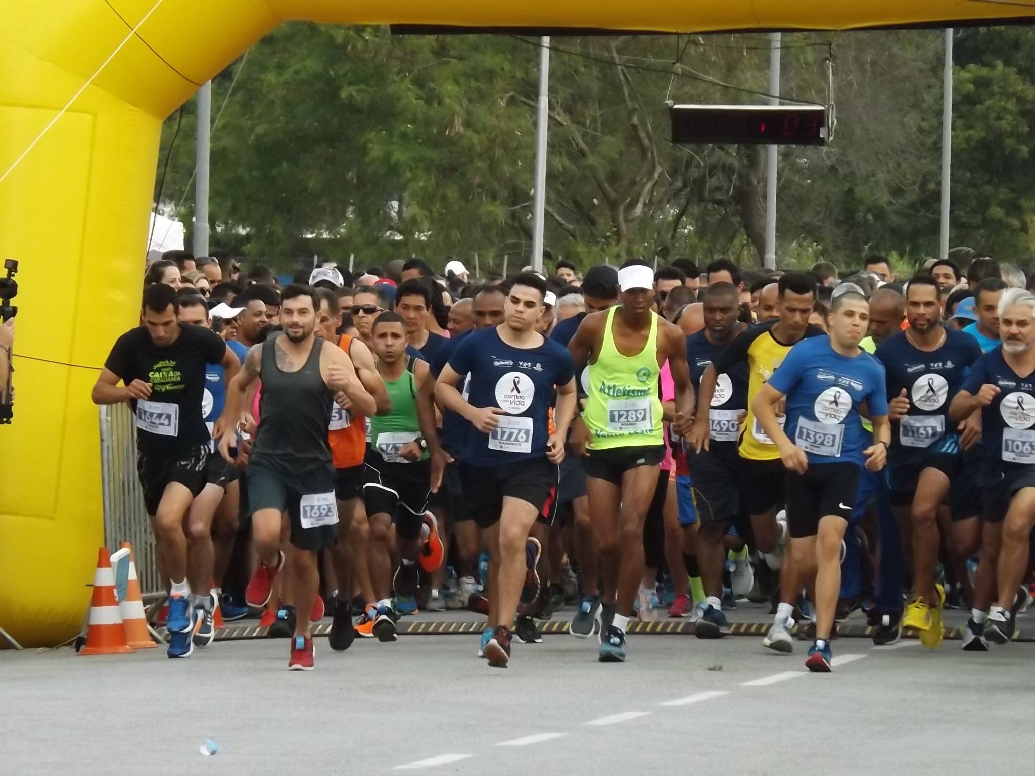 Pessoas correndo na largada na corrida pela vida