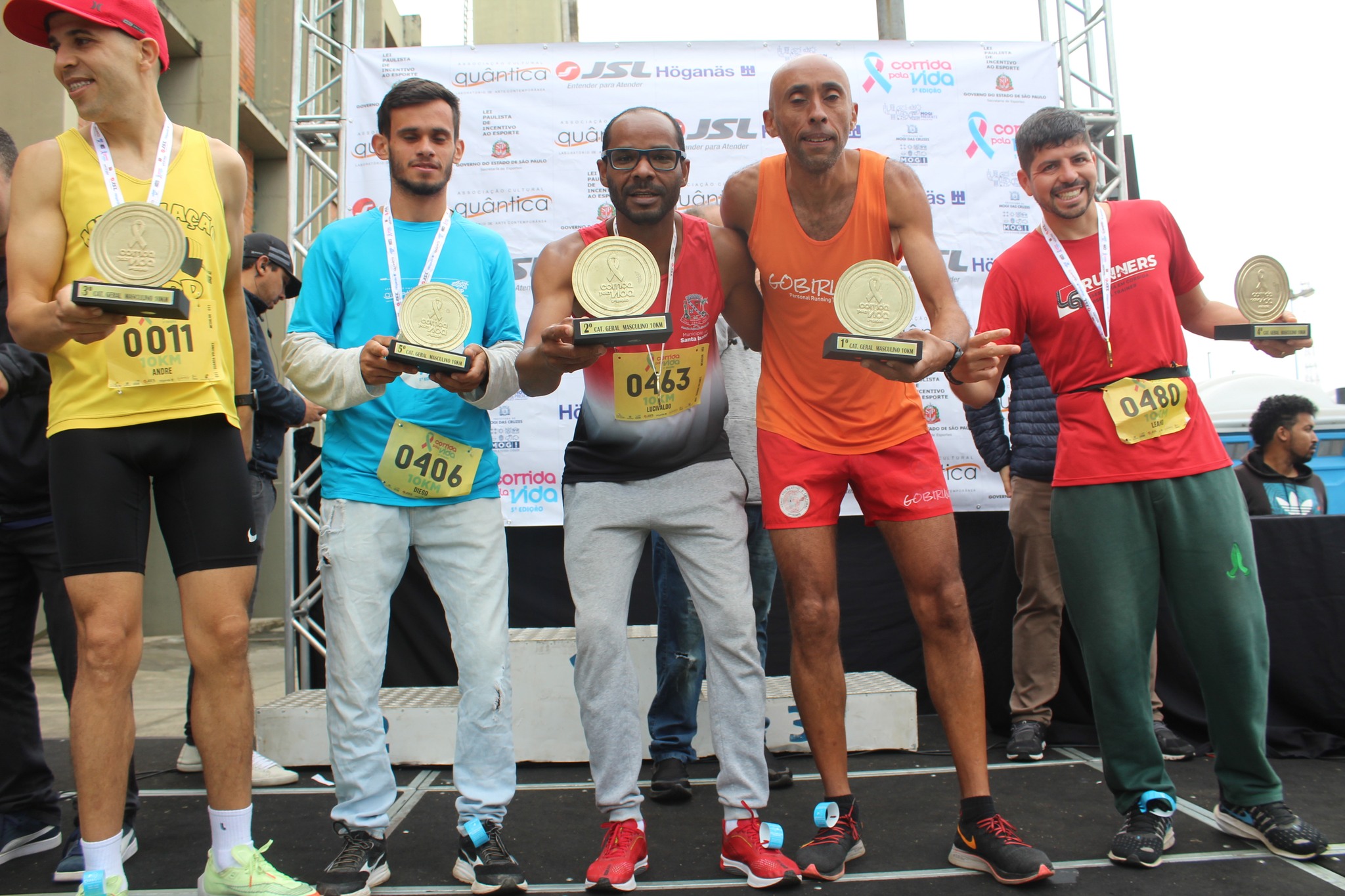 Pessoas comemorando e recebendo troféu no circuito